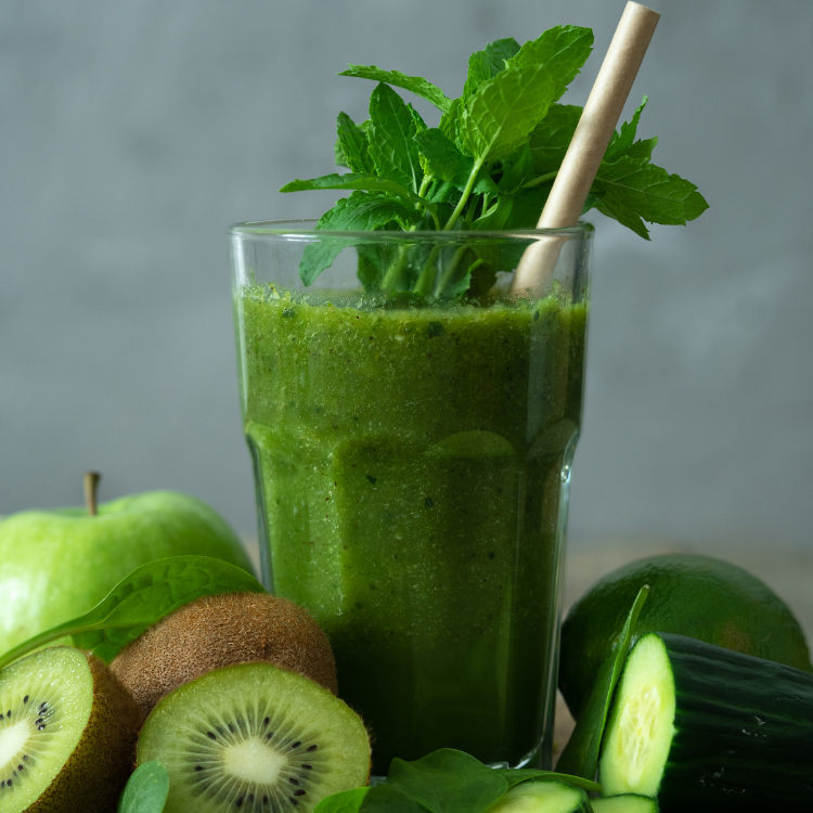 dark green thick fruit and veg smoothie for detox